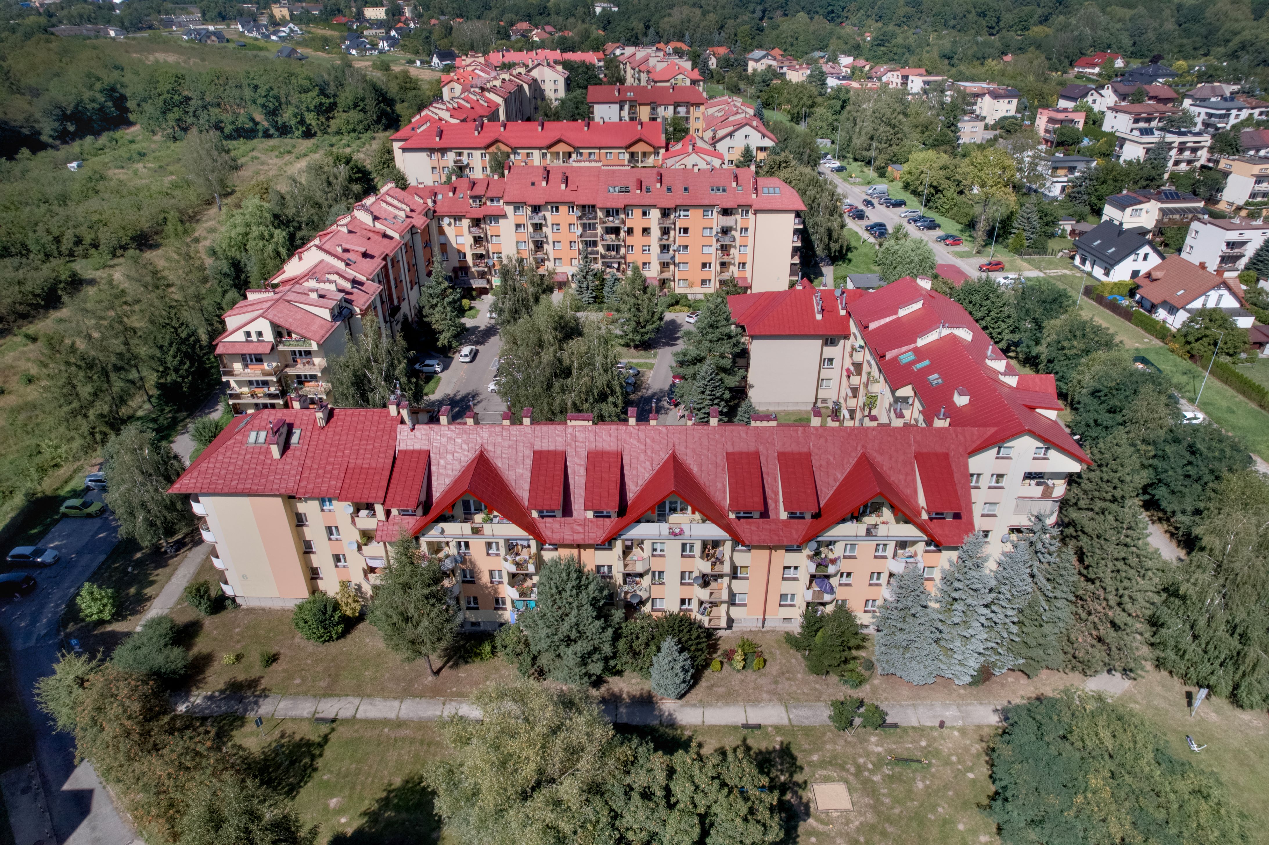 Duża liczba miejsc parkingowych